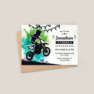 K&ouml;nnte beinhalten: Eine Geburtstagseinladung mit Motocross-Thema, die eine schwarze Silhouette eines Fahrers auf einem Motorrad zeigt. Die Einladung enth&auml;lt den Text "Jonathan wird 13" und Veranstaltungsdetails. Der Hintergrund hat gr&uuml;ne und blaue Farbspritzer.