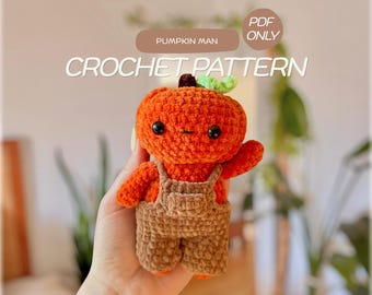 Puede incluir: Un patrón de ganchillo en PDF para un hombre calabaza, con un pequeño personaje de peluche naranja con ojos negros y un tallo verde, que lleva un peto de ganchillo marrón. El texto dice PUMPKIN MAN PDF ONLY CROCHET PATTERN.