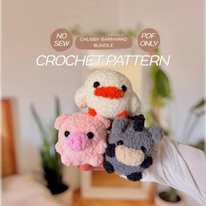 Könnte beinhalten: Eine Häkelanleitung als PDF mit dem Titel CHUBBY BARNYARD BUNDLE NO SEW. Das Bild zeigt drei kleine, flauschige, texturierte Garn-Tiere: eine weiße Ente mit orangefarbenem Schnabel, ein rosa Schwein mit rosa Rüssel und einen grauen Esel.
