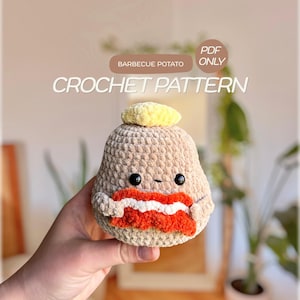 Puede incluir: Un juguete de peluche de ganchillo color canela con forma de patata, un pequeño mechón amarillo en la parte superior, ojos de cuentas negras y una tela a rayas rojas y blancas al frente. El texto dice BARBECUE POTATO PDF ONLY CROCHET PATTERN.