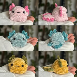Peut inclure: Un ensemble de trois petites figurines axolotl en crochet, de couleur rose, bleu clair et jaune. Chaque cr&eacute;ature pr&eacute;sente une texture douce et duveteuse, des yeux en perles noires, une bouche plate et des branchies externes sur la t&ecirc;te.