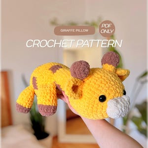 Può includere: Un cuscino all'uncinetto a forma di giraffa gialla e marrone con macchie marrone scuro, corna marroni e un muso bianco. Il testo sull'immagine recita GIRAFFE PILLOW, PDF ONLY e CROCHET PATTERN. L'articolo è realizzato in morbido filato felpato.