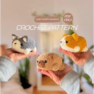 Könnte beinhalten: Drei kleine, gehäkelte Welpenfiguren in Laibform. Eine ist grau-weiß, eine goldbraun-weiß und eine einfarbig hellbraun. Der Text lautet: LOAF PUPPY BUNDLE, PDF ONLY, CROCHET PATTERN.