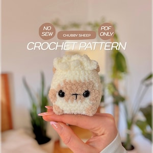 Könnte beinhalten: Ein kleines, flauschiges, cremefarbenes und beiges Häkelschaf mit schwarzen Kunststoffaugen und gesticktem Mund. Der Text lautet: NO SEW, CHUBBY SHEEP, PDF ONLY, CROCHET PATTERN. Das Schaf hat eine strukturierte Oberfläche und eine kompakte Form.