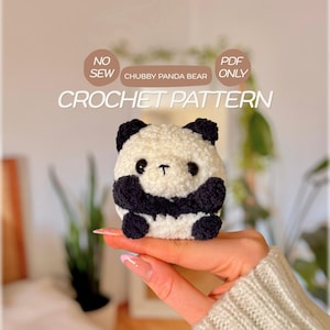 Könnte beinhalten: Ein kleiner, runder, flauschiger Pandabär aus weißem und schwarzem Garn. Der Text über dem Panda lautet NO SEW, CHUBBY PANDA BEAR, PDF ONLY und CROCHET PATTERN. Der Panda hat schwarze Ohren, schwarze Augenpartien, Arme und Füße.