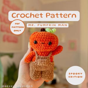 Könnte beinhalten: Häkelanleitung für ein Amigurumi-Spielzeug in Form eines Kürbismanns. Das Spielzeug ist orange mit einem braunen Overall und einem grünen Stiel oben. Das Muster ist als PDF-Download verfügbar. Der Text "MR. PUMPKIN MAN" und "SPOOKY EDITION" ist ebenfalls auf dem Bild zu sehen.