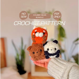 Pode incluir: Três pequenos ursos de crochê em pelúcia laranja, marrom, e preto e branco. O texto diz: NO SEW, CHUBBY BEAR BUNDLE, PDF ONLY, CROCHET PATTERN. Os ursos têm corpos redondos, orelhas pequenas e olhos escuros, feitos com fio texturizado.