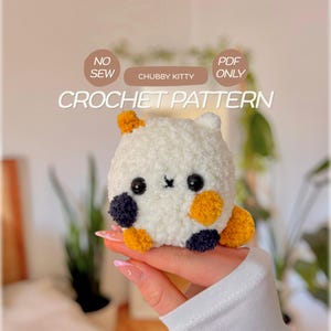 Könnte beinhalten: Ein kleines, rundes, weißes Plüschtier in Katzenform mit schwarzen und orangefarbenen Flecken. Das Spielzeug hat schwarze Kunststoffaugen und eine gestickte Nase. Der Text darüber lautet NO SEW, CHUBBY KITTY, PDF ONLY und CROCHET PATTERN.