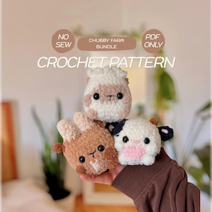 Könnte beinhalten: Drei kleine, flauschige, runde Häkeltiere, darunter ein weißes Schaf, eine braune Ziege und eine schwarz-weiße Kuh. Der Text lautet NO SEW, CHUBBY FARM BUNDLE, PDF ONLY und CROCHET PATTERN. Jedes Tier hat schwarze Kunststoffaugen und strukturiertes Garn.