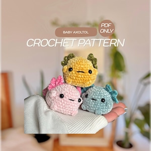 Peut inclure: Un mod&egrave;le de crochet PDF num&eacute;rique pour un b&eacute;b&eacute; axolotl repr&eacute;sentant trois petites cr&eacute;atures en peluche en fil textur&eacute; jaune, rose et bleu clair. Chaque axolotl a des yeux en perles noires et une bouche cousue simple, avec des branchies externes.