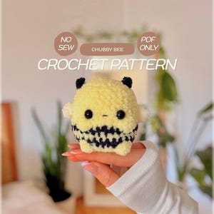 Op de afbeelding: Een gehaakt bijenknuffeltje in geel en zwart met kleine zwarte voelsprieten, witte vleugels en zwarte veiligheidsoogjes. De tekst op de afbeelding luidt NO SEW, CHUBBY BEE, PDF ONLY en CROCHET PATTERN. De bij heeft een rond, zacht garenlichaam.