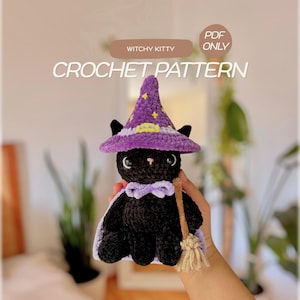 Könnte beinhalten: Ein schwarzes gehäkeltes Katzen-Plüschtier mit einem violetten Hexenhut mit gelben Sternen und einem hellvioletten Umhang mit passender Schleife. Die Katze hält einen kleinen beigen Besen. Text: WITCHY KITTY PDF ONLY CROCHET PATTERN.