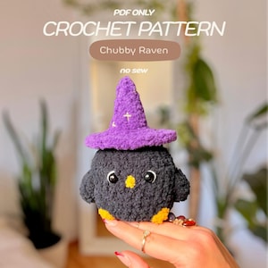 Könnte beinhalten: Eine PDF-Häkelanleitung für einen pummeligen Raben mit dem Text PDF ONLY CROCHET PATTERN Chubby Raven no sew. Der Rabe ist dunkelgrau mit einem violetten Hexenhut, gelbem Schnabel, gelben Füßen und schwarzen Augen aus weichem Garn gefertigt.