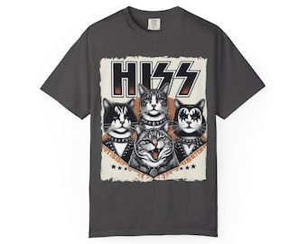 以下が含まれることがあります： ロックバンドKISS風の4匹の猫のグラフィックが特徴のダークグレーのTシャツ。「HISS」の文字が猫の上に太字でプリントされています。猫たちはスタッズ付きの首輪とメイクをしています。