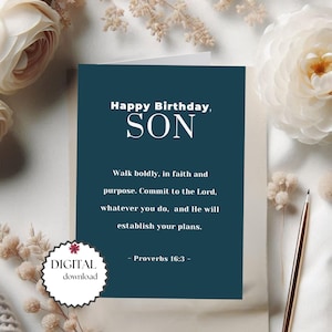 Op de afbeelding: Een verjaardagskaart voor een zoon, met de tekst "Happy Birthday, SON" in het wit op een donkerblauwe achtergrond. De kaart bevat een inspirerende quote uit Spreuken 16:3 en een "DIGITAL download" sticker.