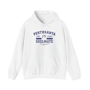 Puede incluir: Sudadera con capucha blanca con bolsillo delantero y cordón. El texto azul marino en la parte delantera dice "PERTHSANTA EST PS 2024 SOULMATE Program."