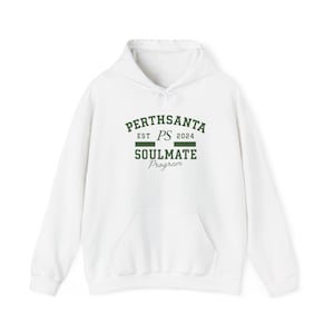 Puede incluir: Sudadera con capucha blanca con bolsillo delantero y cordón. La parte delantera presenta el texto "PERTHSANTA EST PS 2024 SOULMATE Program" en letras verdes. Prenda casual y cómoda.