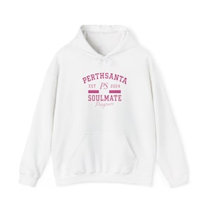Puede incluir: Sudadera con capucha blanca con bolsillo delantero y cordón. En la parte delantera, el texto "PERTHSANTA EST PS 2024 SOULMATE Program" en color granate. Prenda casual y cómoda.