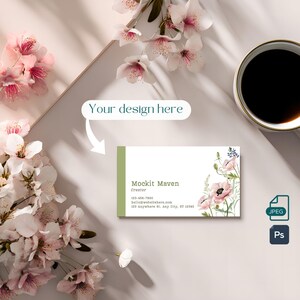 Mockup de cartão de visita, mockup de cartão de mesa floral, arquivos PSD e JPEG, Photoshop com objeto inteligente, cartão 89 mm x 51 mm
