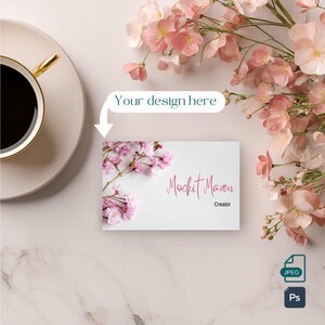 Mockup di biglietto da visita, mockup di biglietto da visita floreale con caffè, file PSD e JPEG, Photoshop con oggetto avanzato, biglietto da visita 85 mm x 55 mm