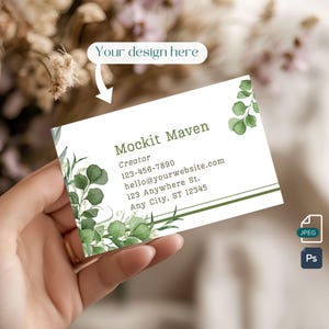 Visitekaartjesmodel, hand met desktopkaartmodel, PSD- en jpeg-bestanden, Photoshop met slim object, kaart 85 mm x 55 mm