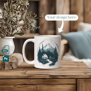 Op de afbeelding: Witte keramische mok met een blauwe en witte illustratie van een hut in een bos met een berg op de achtergrond. De tekst "Your design here" staat boven de mok.