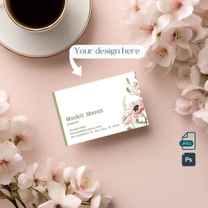 Mockup de cartão de visita, mockup de cartão de mesa com estampa floral rosa empoeirada, arquivos PSD e JPEG, Photoshop com objeto inteligente, cartão 85 mm x 55 mm