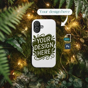 Puede incluir: Funda blanca para smartphone con un diseño verde oscuro que dice "YOUR DESIGN HERE". La funda tiene un recorte para cámara de doble lente y está rodeada de vegetación y pequeñas luces. La imagen también incluye un icono "JPEG" y "Ps".