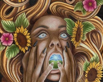 Könnte beinhalten: Detaillierte Illustration einer Frau mit hellblauen Augen und langem, fließendem braunem Haar, geschmückt mit Sonnenblumen und rosa Blüten. Ihr Mund ist geöffnet und zeigt eine Landschaft mit hellem Licht. Ihre Hände sind in der Nähe ihres Gesichts.