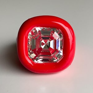 Felrode handgemaakte pop-art polymeerring met groot vierkant Swarovski-kristal