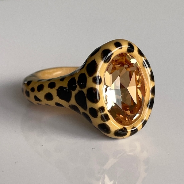 Grosse bague artisanale en argile de créateur avec imprimé léopard et cristal Swarovski couleur topaze impériale