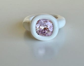 Anillo de arcilla hecho a mano con cristales Swarovski rosa suave, súper delicado y femenino, con aspecto cerámico brillante.