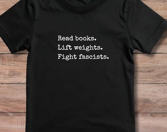 Camiseta divertida para el gimnasio con diseño inspirador: lectura, entrenamiento, ropa intelectual, mensaje activista, indumentaria política, para entusiastas del fitness.