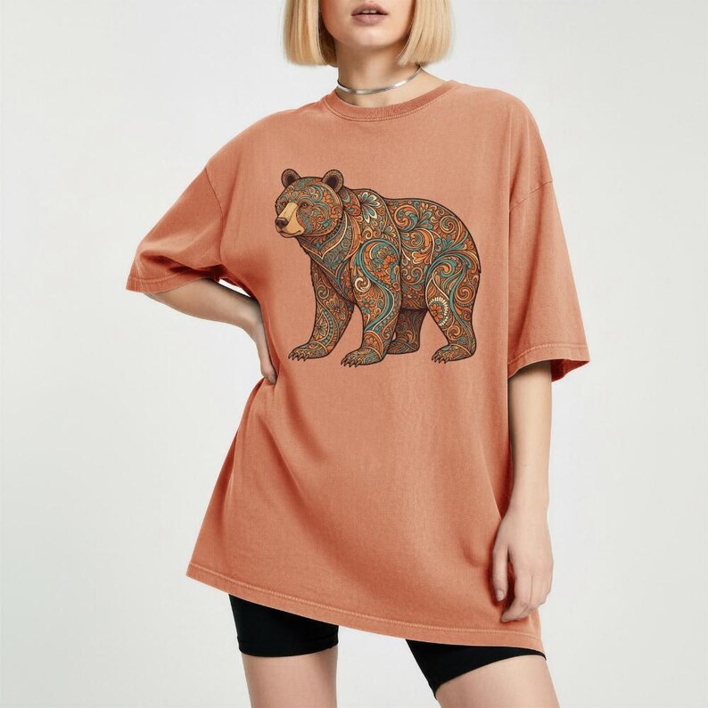 花柄クマシャツ ペイズリー柄クマTシャツ ボヘミアンネイチャーシャツ 野生動物グラフィックTシャツ アウトドア レディース アドベンチャーウェア ハイキングアパレル キャンプギフト Terracotta