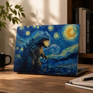 Puede incluir: Una pegatina para portátil con una ilustración al óleo en tonos azul oscuro y amarillo de Godzilla sobre una ciudad de noche, con una gran luna brillante y estrellas giratorias en el cielo, imitando el estilo de una famosa obra postimpresionista.