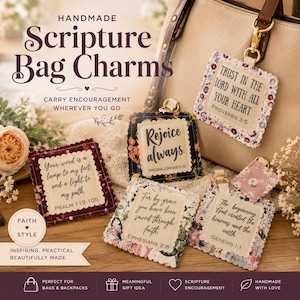 Op de afbeelding: Een collectie vierkante stoffen tassenhangers met gedrukte bijbelverzen waaronder Spreuken 3:5, Rejoice always, Psalm 119:105, Efeziërs 2:8 en Genesis 1:1. Elke hanger heeft een geschulpte rand, bloemmotieven en een gouden metalen sluiting.