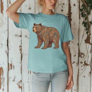 花柄クマシャツ ペイズリー柄クマTシャツ ボヘミアンネイチャーシャツ 野生動物グラフィックTシャツ アウトドア レディース アドベンチャーウェア ハイキングアパレル キャンプギフト Seafoam