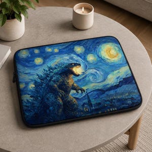 Könnte beinhalten: Eine schwarze Laptop-Hülle mit einem lebendigen, künstlerischen Bild von Godzilla in einer sternenklaren Nacht. Das Design imitiert Van Goghs Stil mit wirbelnden Blau- und Gelbtönen und einer Stadtlandschaft. Die Hülle dient zum Schutz eines Laptops.