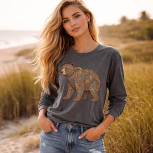 花柄クマシャツ ペイズリー柄クマTシャツ ボヘミアンネイチャーシャツ 野生動物グラフィックTシャツ アウトドア レディース アドベンチャーウェア ハイキングアパレル キャンプギフト 画像 11