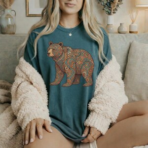 花柄クマシャツ ペイズリー柄クマTシャツ ボヘミアンネイチャーシャツ 野生動物グラフィックTシャツ アウトドア レディース アドベンチャーウェア ハイキングアパレル キャンプギフト Blue Spruce