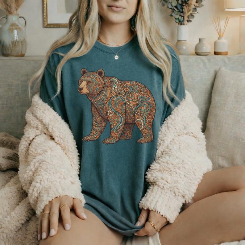 花柄クマシャツ ペイズリー柄クマTシャツ ボヘミアンネイチャーシャツ 野生動物グラフィックTシャツ アウトドア レディース アドベンチャーウェア ハイキングアパレル キャンプギフト Blue Spruce