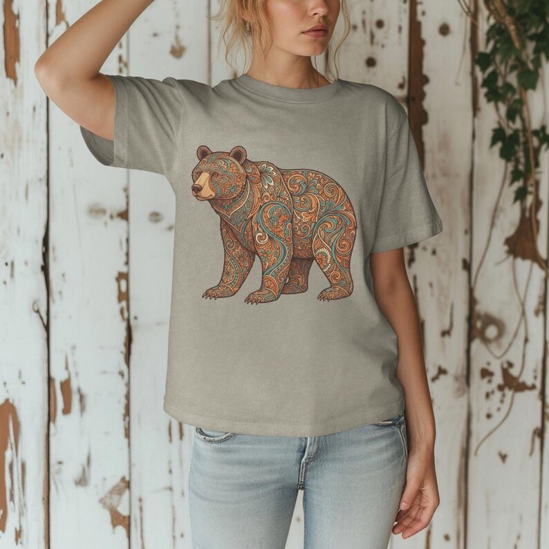 花柄クマシャツ ペイズリー柄クマTシャツ ボヘミアンネイチャーシャツ 野生動物グラフィックTシャツ アウトドア レディース アドベンチャーウェア ハイキングアパレル キャンプギフト Sandstone