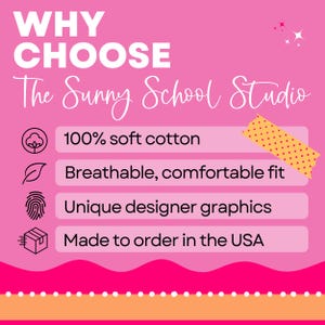 Puede incluir: Un gr&aacute;fico informativo rosa titulado WHY CHOOSE The Sunny School Studio. Enumera cuatro caracter&iacute;sticas: 100% algod&oacute;n suave, ajuste transpirable y c&oacute;modo, gr&aacute;ficos de dise&ntilde;o &uacute;nicos y hecho bajo pedido en los Estados Unidos.