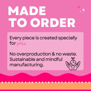 Puede incluir: Un gr&aacute;fico rosa con texto blanco que dice MADE TO ORDER. Una caja rosa claro contiene el texto: Every piece is created specially for you. No overproduction & no waste. Sustainable and mindful manufacturing. Un icono de manos sosteniendo un globo.