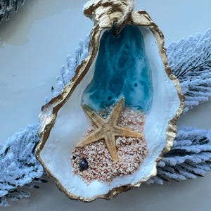 Austernmuschel in Harz, Muscheln & Sand, Goldrand, Juteanhänger | Küsten/nautische Baum Dekoration