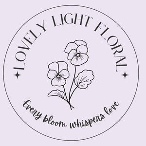 Peut inclure: Un logo circulaire sur fond lavande p&acirc;le pr&eacute;sentant un dessin au trait noir d'une pens&eacute;e. Le texte LOVELY LIGHT FLORAL est arqu&eacute; en haut avec deux petites &eacute;toiles, et la phrase Every bloom whispers love est courb&eacute;e en dessous.