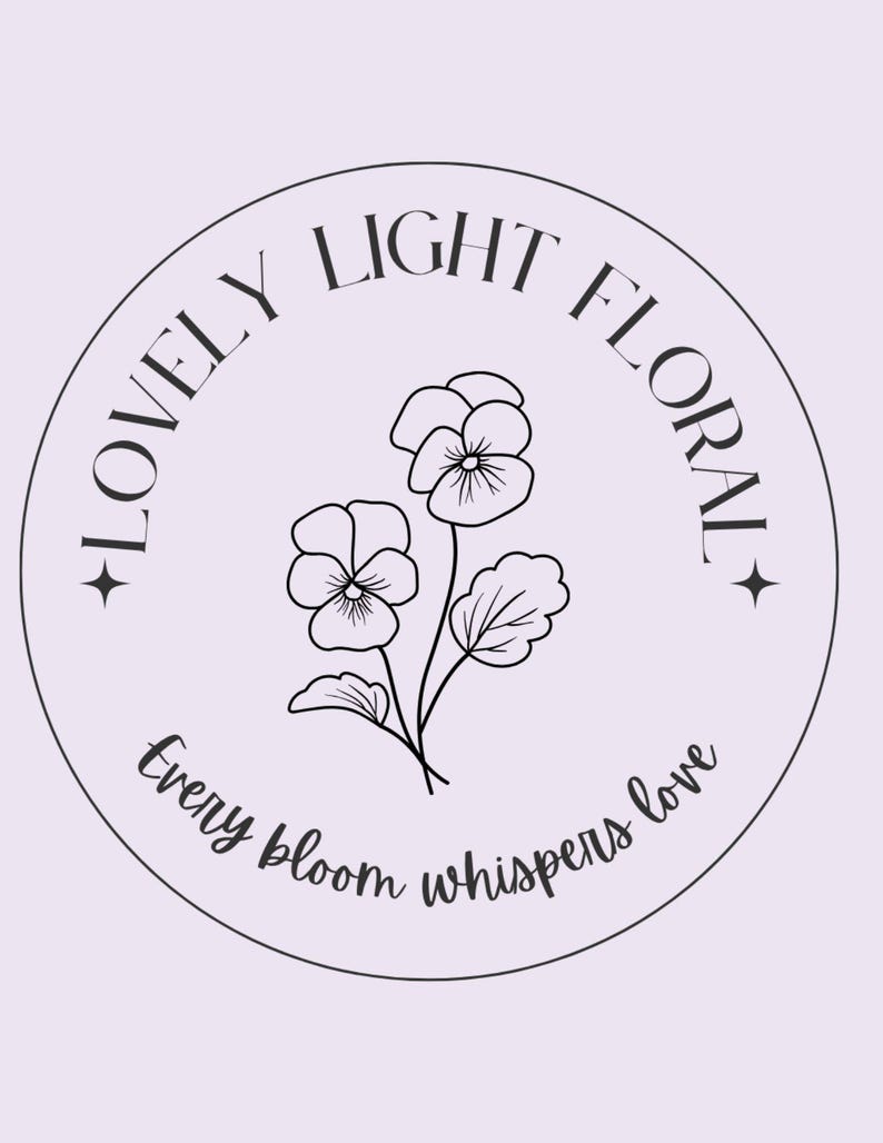 Peut inclure: Un logo circulaire sur fond lavande p&acirc;le pr&eacute;sentant un dessin au trait noir d'une pens&eacute;e. Le texte LOVELY LIGHT FLORAL est arqu&eacute; en haut avec deux petites &eacute;toiles, et la phrase Every bloom whispers love est courb&eacute;e en dessous.