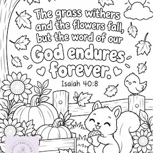 Puede incluir: Una página para colorear en blanco y negro con una ardilla sosteniendo una bellota, calabazas, girasoles y hojas que caen. El texto dice: The grass withers and the flowers fall, but the word of our God endures forever. Isaiah 40:8.