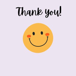 Peut inclure: Une carte lavande clair avec le texte noir Thank you! centr&eacute; en haut. Sous le texte se trouve une ic&ocirc;ne de visage souriant jaune circulaire avec deux yeux noirs, une bouche noire courb&eacute;e et deux petits cercles rouges sur les joues.
