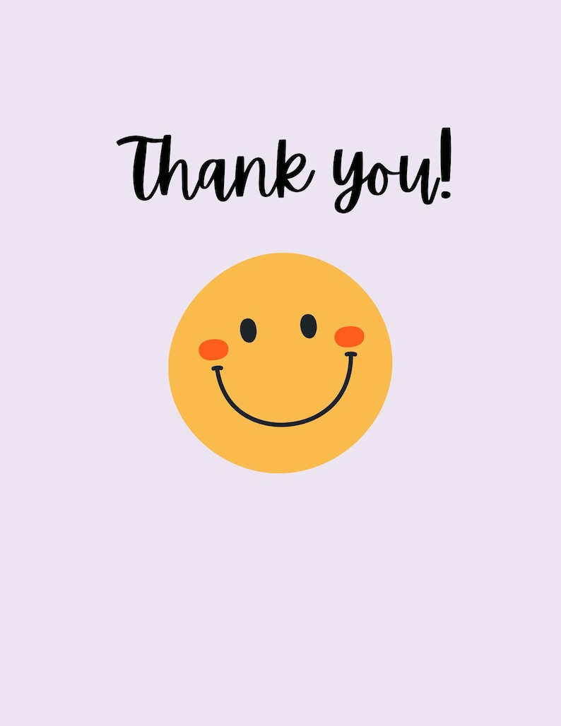Peut inclure: Une carte lavande clair avec le texte noir Thank you! centr&eacute; en haut. Sous le texte se trouve une ic&ocirc;ne de visage souriant jaune circulaire avec deux yeux noirs, une bouche noire courb&eacute;e et deux petits cercles rouges sur les joues.
